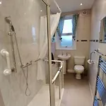Spacious 4br In - Free Parking Holiday home