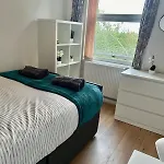 Spacious 4br In - Free Parking * Leeds (West Yorkshire)
