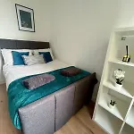 Holiday home Spacious 4br In - Free Parking