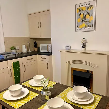 Spacious 4br In - Free Parking Leeds (West Yorkshire)