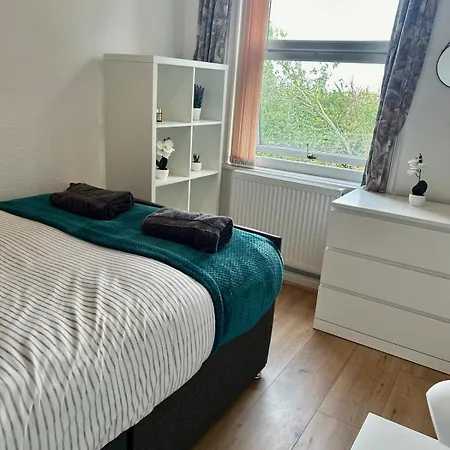 Spacious 4br In - Free Parking * Лідс