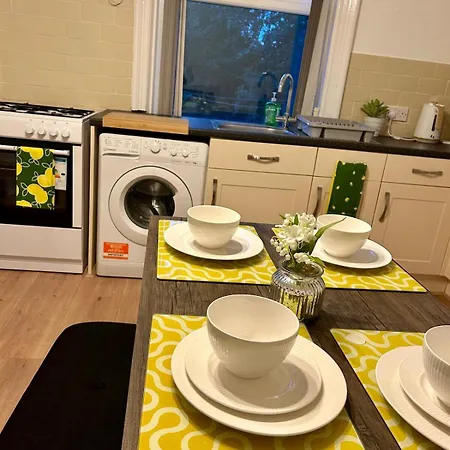 Spacious 4br In - Free Parking Holiday home